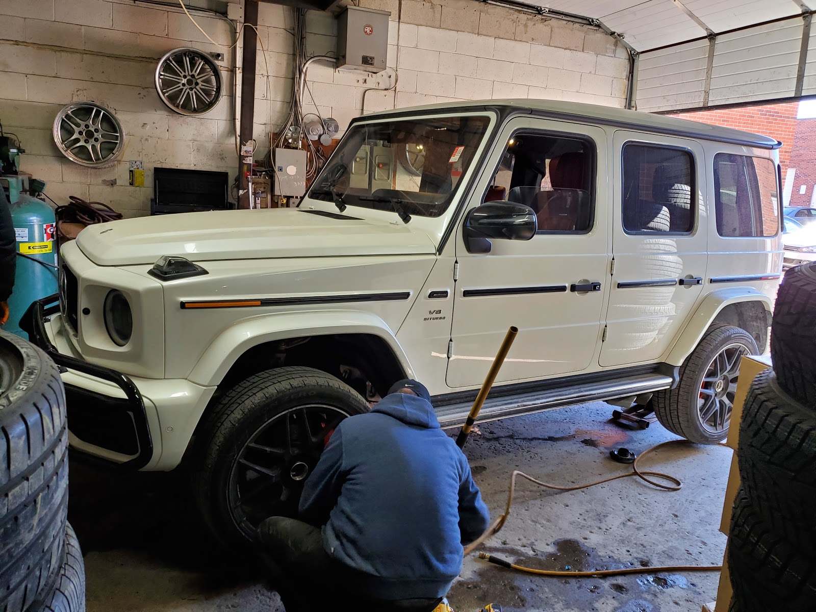 Mechanic swapping tires on a Mercedes G-Wagon at Discount Tires